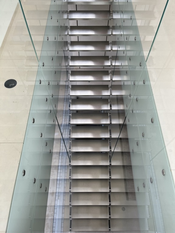 Escalier autoportant en verre